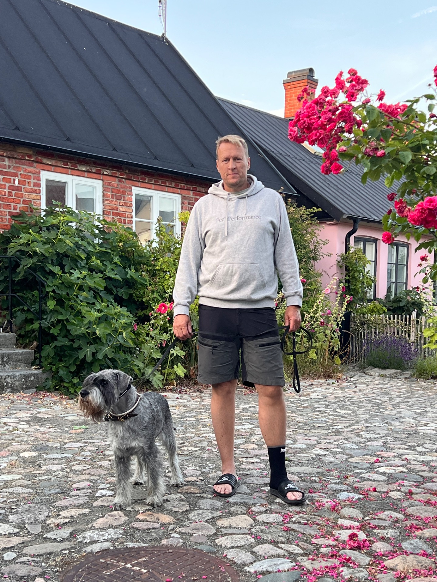 Supermysig liten pärla på Österlen med en vansinnigt överprisad ställplats i hamnen. Ställ er gratis 30 meter bort istället och undvik för allt i världen de uppställda gratistoaletterna bakom Sjöräddningssällskapets bygge. Jag ryser av bara tanken på dem.